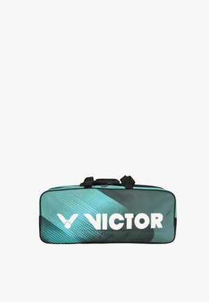 Rektangulær sportstaske i blågrøn og mørkegrøn med sorte håndtag og "Victor"-logo i hvid på forsiden.