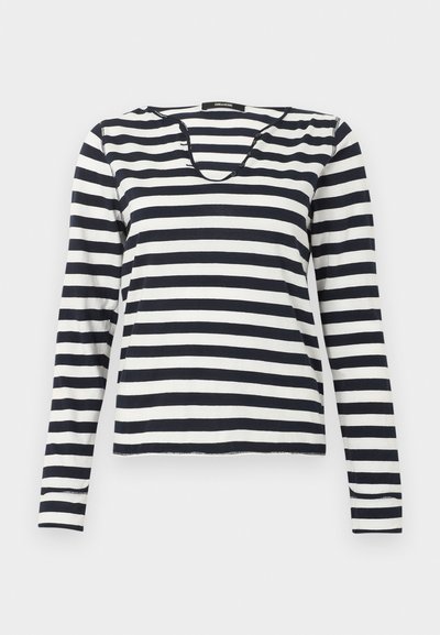 Μακρυμάνικη μαύρη και λευκή οριζόντια ριγέ μπλούζα με στρογγυλή λαιμόκοψη, απλωμένη επίπεδα σε μονόχρωμο φόντο.