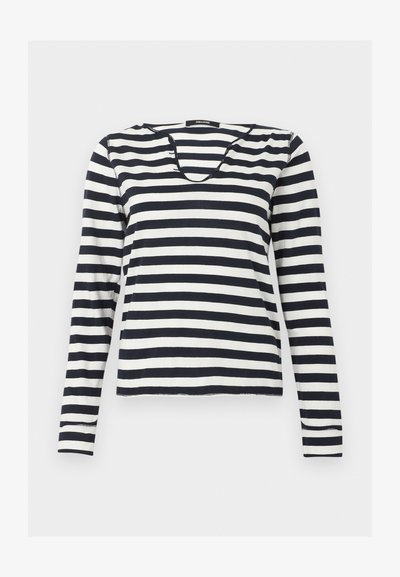 Μακρυμάνικη μαύρη και λευκή οριζόντια ριγέ μπλούζα με στρογγυλή λαιμόκοψη, απλωμένη επίπεδα σε μονόχρωμο φόντο.