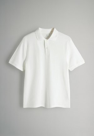 Polo bianca a maniche corte con colletto e abbottonatura con due bottoni, mostrata su uno sfondo grigio chiaro uniforme.