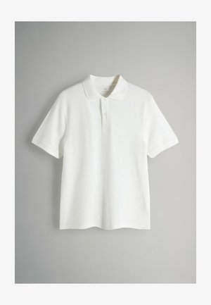 Fehér, rövid ujjú galléros póló, kétgombos felső résszel, világos szürke egyszínű háttér előtt kiállítva.