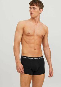 Schwarze Boxer-Shorts mit angepasstem Design, aus Baumwolle, mit einem Bund, der in Weiß mit "JACK & JONES"-Branding versehen ist.