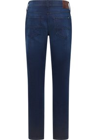 Donkerblauwe denim jeans met een rechte pijp, voorzien van een ontwerp met zeven zakken en een leren merkembleem op de tailleband.