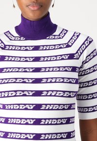 Maglione a collo alto a strisce viola e bianche con motivo ripetuto "2NDDAY", realizzato in un morbido materiale a maglia. Maniche corte, vestibilità slim.
