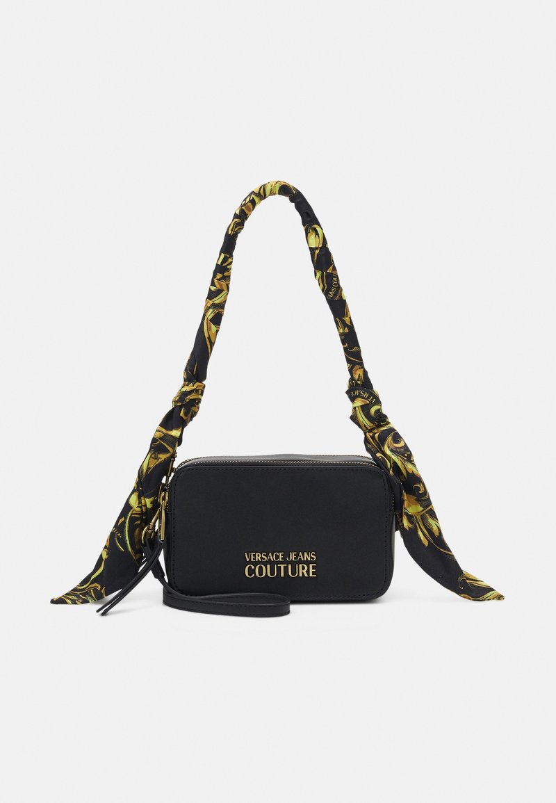 Borsa a tracolla in pelle nera con forma rettangolare, decorata con una tracolla in tessuto a fantasia e dettagli con logo dorato "Versace Jeans Couture".