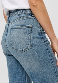 s.Oliver Flared Jeans - blau