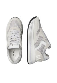 Baskets gris clair en matériaux mesh et daim, avec des bouts ronds, des lacets plats et une semelle intermédiaire blanche épaisse agrémentée de subtils accents de marque.