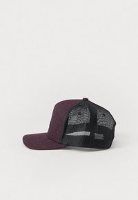 Cappellino trucker in rete nero e rosso scuro con visiera piatta, mostrato di lato su uno sfondo neutro.