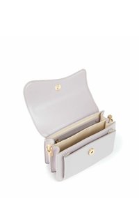 Lys lilla læderpung med gyldent hardware, der har en fold-over klap, trykknaplukning og flere rum til organisering.