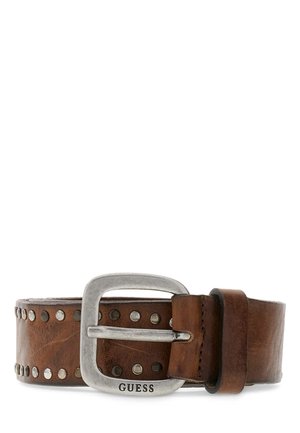 Ceinture en cuir marron avec des clous argentés et une boucle carrée en argent gravée de "GUESS" sur fond blanc.