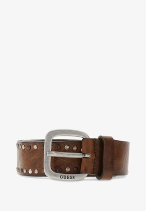 Ceinture en cuir marron avec des clous argentés et une boucle carrée en argent gravée de "GUESS" sur fond blanc.
