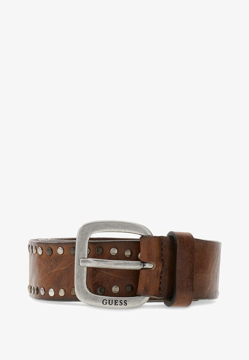 Ceinture en cuir marron avec des clous argentés et une boucle carrée en argent gravée de "GUESS" sur fond blanc.