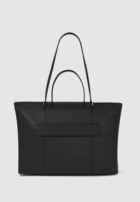 Bolso tote de cuero negro con dos asas largas, forma rectangular, bolsillo delantero con solapa vertical y textura lisa. Diseño minimalista.