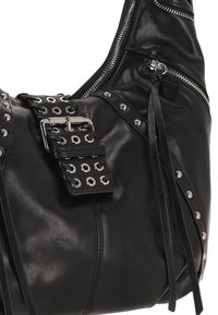 Geantă de umăr din piele neagră, cu ținte argintii, o curea decorativă cu inele metalice și închidere cu fermoar. Texturată cu finisaje netede și lucioase.