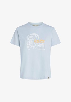 Svetlomodré bavlnené tričko s grafickým dizajnom surfera a textom „Surf Shop O'Neill“ v oranžovej a bielej farbe. Krátke rukávy, okrúhly výstrih.