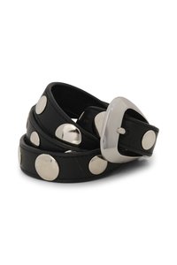 Ceinture en cuir noir avec de grands clous en argent et une boucle carrée en argent brillante, présentant une finition texturée et un design superposé.