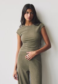 PULL&BEAR - CREPE   - T-shirt print - khaki Miniatuurafbeelding 1