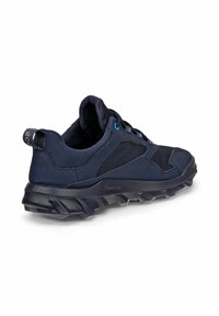 Scarpe sportive Navy con parte superiore in tessuto e sintetico, dettagli testurizzati e suola esterna in gomma robusta. Presentano lacci e una linguetta sul tallone.