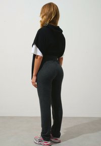Authentic Cashmere Teplákové kalhoty - mottled carbon