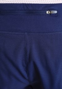 Laivastonsiniset urheilushortsit, joissa on rei'itetty pinta, joustava vyötärönauha ja pieni vetoketjullinen takatasku turvalliseen s�äilytykseen.