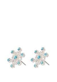 Silikomtom taörhängen i silverfärg med en snöflinge-design som har klara och blå ädelstenar. Ytan är polerad med fasetterade kanter som förstärker glittret.