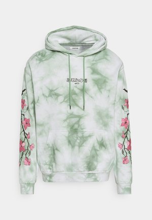 Jasnozielona i biała bluza z kapturem tie-dye z japońskim tekstem i napisem Berlin na piersi oraz różowym haftem kwiatowym na obu rękawach.