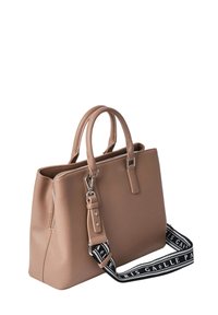 Borsa a mano in pelle color tan con forma strutturata, manici corti e tracolla regolabile caratterizzata da un motivo a logo in bianco e nero. Dettaglio con chiusura a zip.