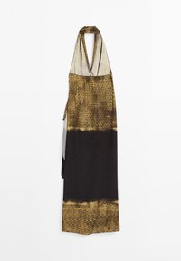 Robe sans manches en tissu brun transparent avec un motif géométrique ; présente un décolleté bas et une bande sombre à l'ourlet avec un accent doré texturé.