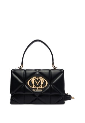 Borsa a mano nera in pelle trapuntata con manico superiore, targhetta dorata con logo "Love Moschino" e tracolla removibile poggiata accanto alla borsa.