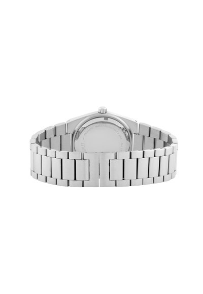Orologio da polso in metallo argentato con finitura spazzolata, cassa ottagonale e bracciale in acciaio inossidabile a maglie. Presenta una corona e un dettaglio di resistenza all'acqua sul retro.