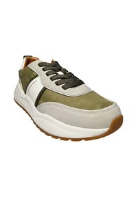 Sneaker aus hellgrauem und olivgrünem Stoff, mit strukturierten Wildlederelementen, braunen Schnürsenkeln und einer dicken weißen Sohle mit einem braunen Profil.