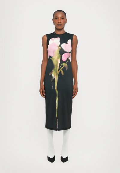 Schwarzes ärmelloses Kleid mit pinkem Blumendruck, knielang, aus glattem Stoff, mit einer taillierten Silhouette und seitlichen Schlitzen.