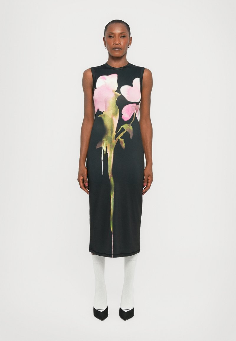 Rochie fără mâneci, neagră, cu imprimeu floral roz, de lungime până la genunchi, dintr-un material neted, având o siluetă ajustată și accente cu slit lateral.