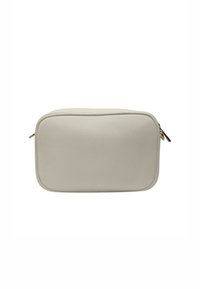 Pochette in pelle grigia chiara con superficie texturizzata, forma rettangolare, angoli arrotondati e dettagli in metallo dorato sulla cerniera. Interno liscio.