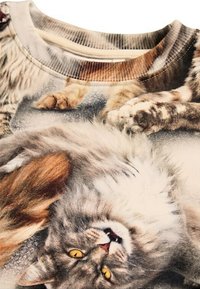 Suéter de manga corta con un diseño impreso de múltiples gatos en varios colores, principalmente gris, con una tela texturizada y un escote redondo.