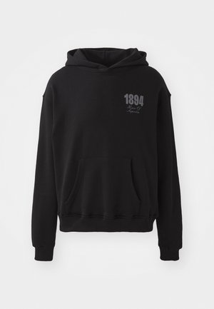 Fekete kapucnis pulóver puha anyagból, elöl zsebbel, a mellkason szürkével nyomtatott "1894" évszámmal.