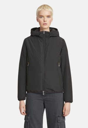 Giacca nera con cappuccio in tessuto leggero, con zip frontale, due tasche laterali e polsini elastici. Design semplice e lineare.