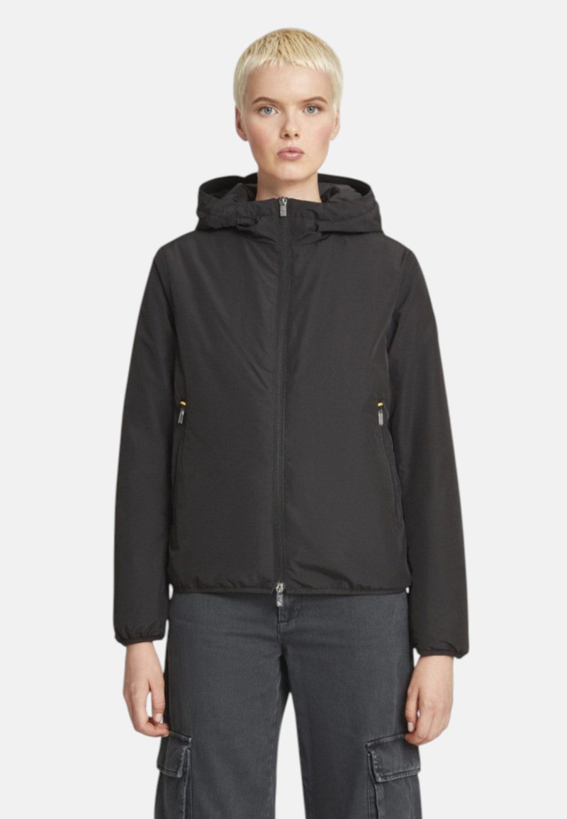 Giacca nera con cappuccio in tessuto leggero, con zip frontale, due tasche laterali e polsini elastici. Design semplice e lineare.