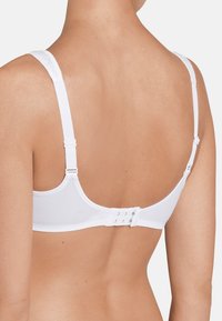Sostén blanco con tela suave, tirantes ajustables, cierre con gancho y ojo en la parte posterior, y bordes suaves. Diseño simple y funcional sin adornos.
