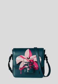 Borsa a tracolla in pelle color teal con un design di orchidea rosa, chiusura magnetica, cinghia regolabile e dettagli hardware in contrasto.