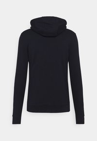 Sudadera azul marino con bolsillo tipo canguro, puños y dobladillo acanalados. Presenta una capucha forrada y una textura suave. La vista trasera no muestra logotipos.
