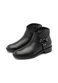 Botines de cuero negro con un acabado suave, puntera redonda, cierre con cremallera lateral y una correa decorativa con acentos metálicos.