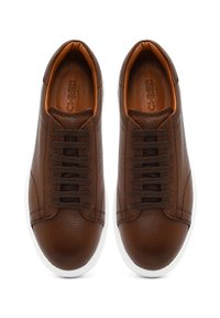 Bruine leren sneakers met een textuur bovenkant, ronde neus, vetersluiting en een contrasterende witte rubberen zool. De binnenkant heeft een gladde voering.