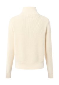 Sweter we wzorze dzianiny w kolorze kremowym z wysokim kołnierzem, prążkowaną fakturą i długimi rękawami. Posiada prosty krój dołu oraz minimalistyczny design.