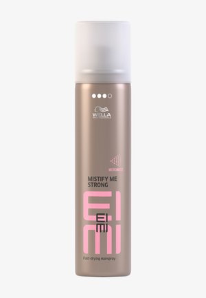 Wella Professionals EIMI Mistify Me Strong haarsprayfles met microvernevelingsfunctie en matte dop op een witte achtergrond.