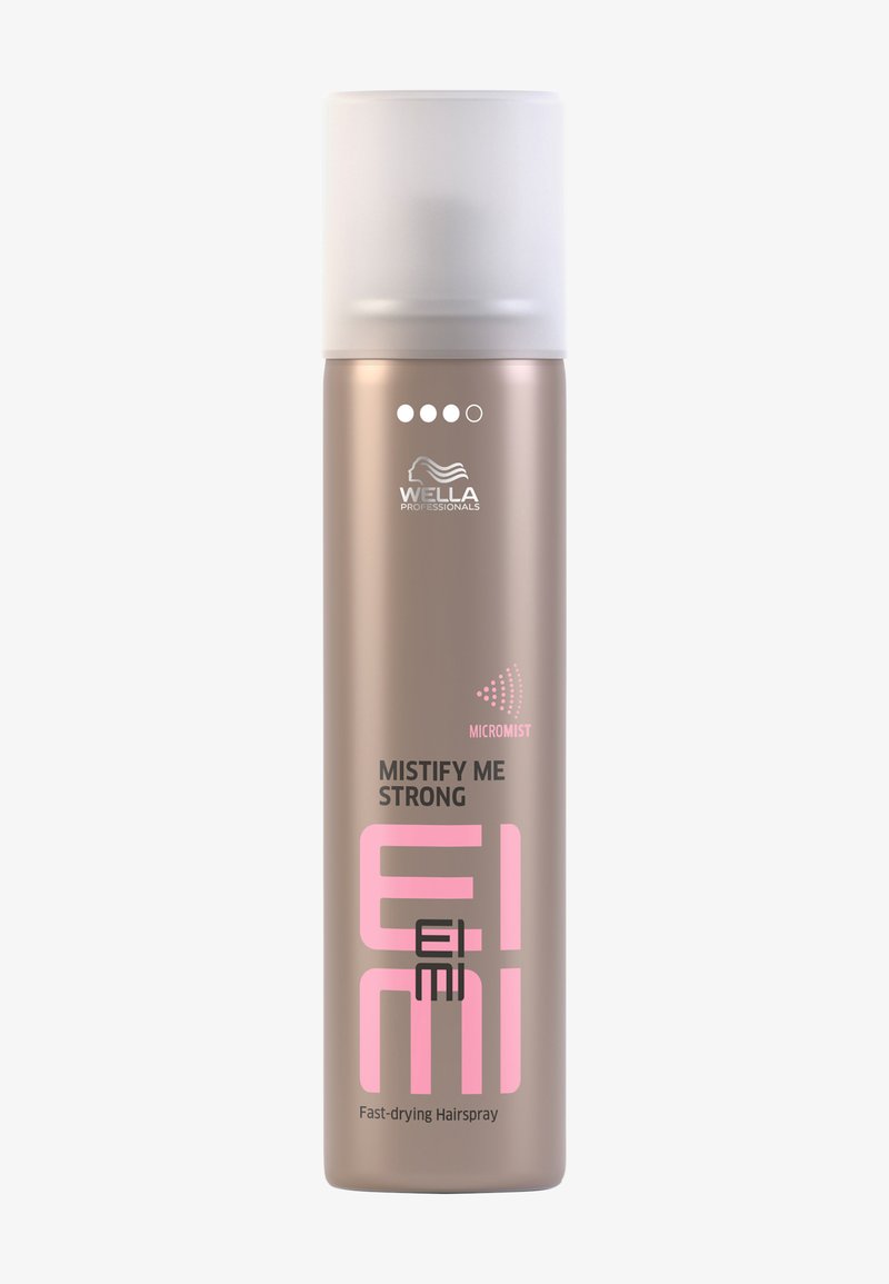 Wella Professionals EIMI Mistify Me Strong haarsprayfles met microvernevelingsfunctie en matte dop op een witte achtergrond.