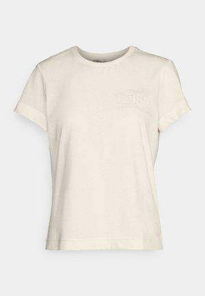 Cremefarvet bomulds t-shirt med rund halsudskæring, korte ærmer og et præget logo på venstre bryst. Glat tekstur, klassisk pasform.