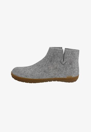 Grauer Filz-Stiefelette mit brauner Gummisohle, seitlichem Schlitzdetail und kleinem Markenzeichen nahe der Ferse.