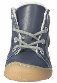 Botín de cuero azul marino con cordones grises, forro de piel sintética blanca, punta redonda, dos ojales plateados y suela de goma marrón claro.