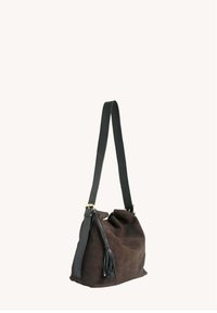 Sac en daim marron avec une bandoulière en cuir noir et un détail à franges. Présente un design doux et décontracté avec une longueur de bandoulière réglable.